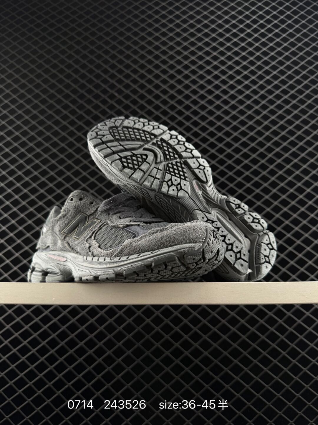 נעליים של נו באלאנס 2002R